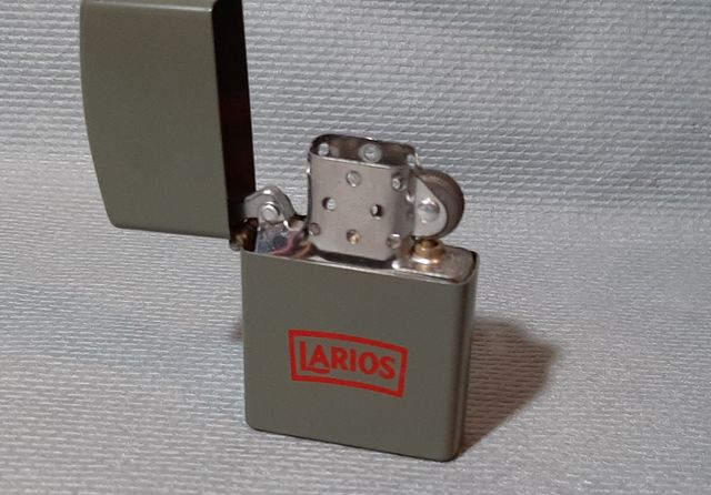 Mechero tipo Zippo. Larios