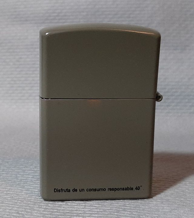 Mechero tipo Zippo. Larios