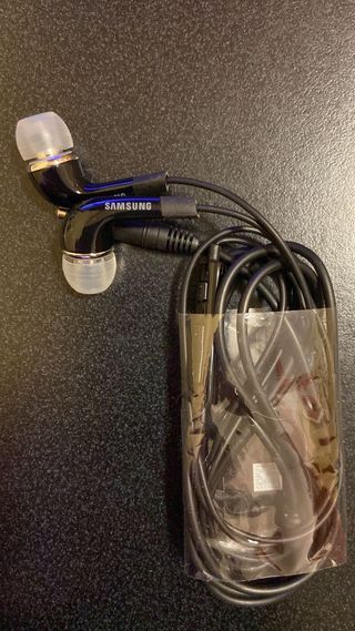AURICOLARI SAMSUNG COLORE NERO usati