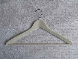 Perchas de madera blanca