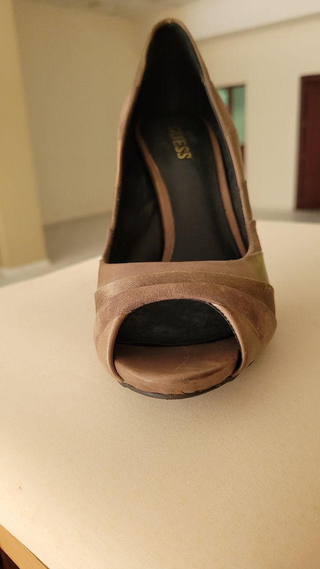 zapatos tacón Guess