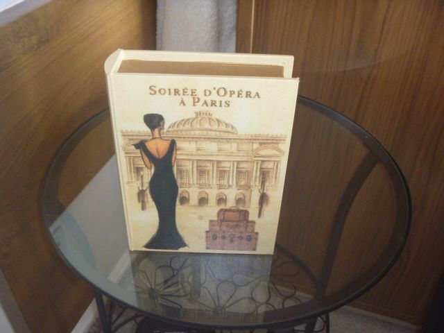 Original caja decorativa con forma de libro