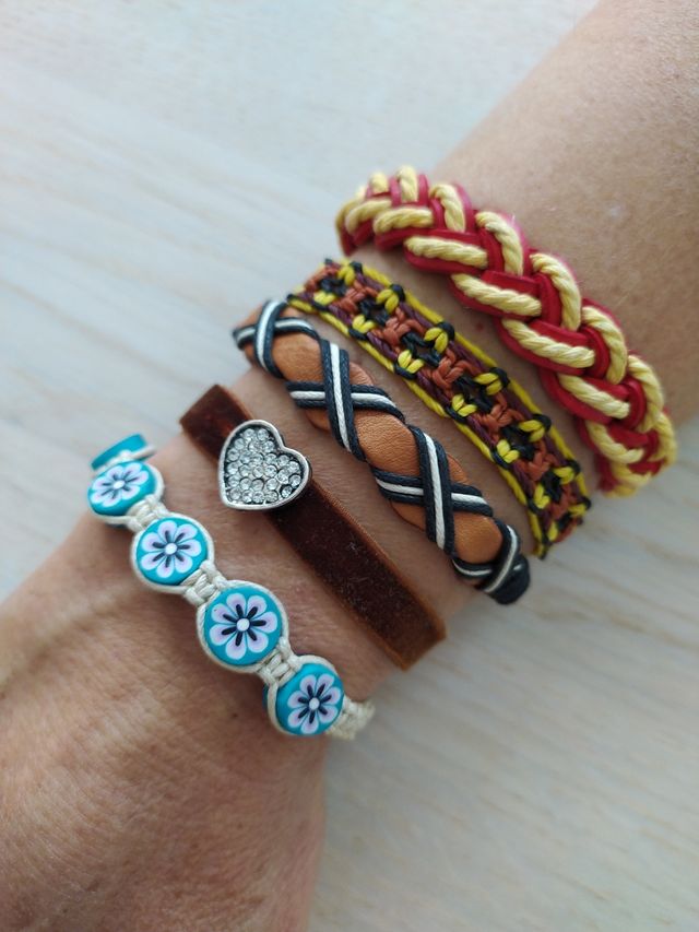 Pack 5 pulseras de hilo y cuero.