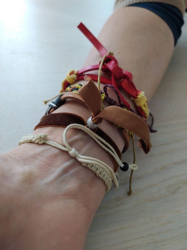 Pack 5 pulseras de hilo y cuero.