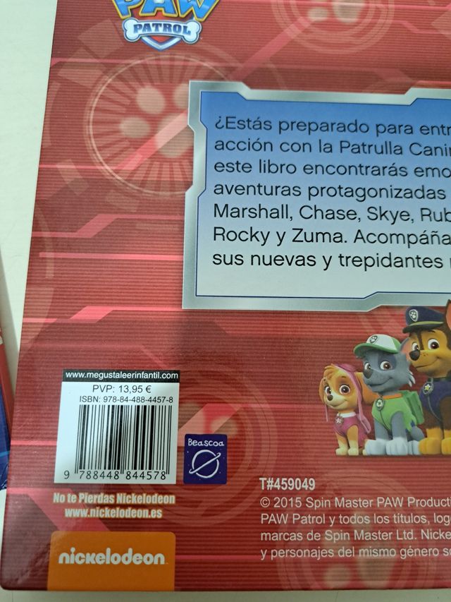 libros y muñeco Patrulla  Canina