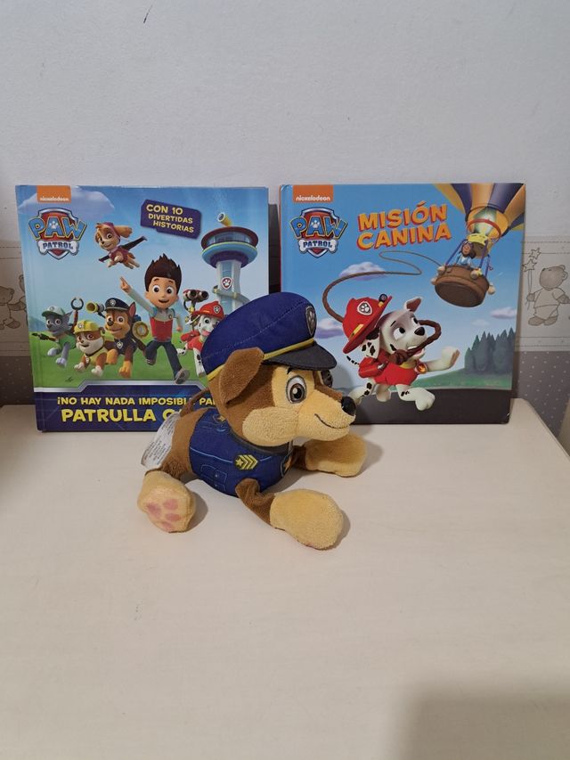 libros y muñeco Patrulla  Canina
