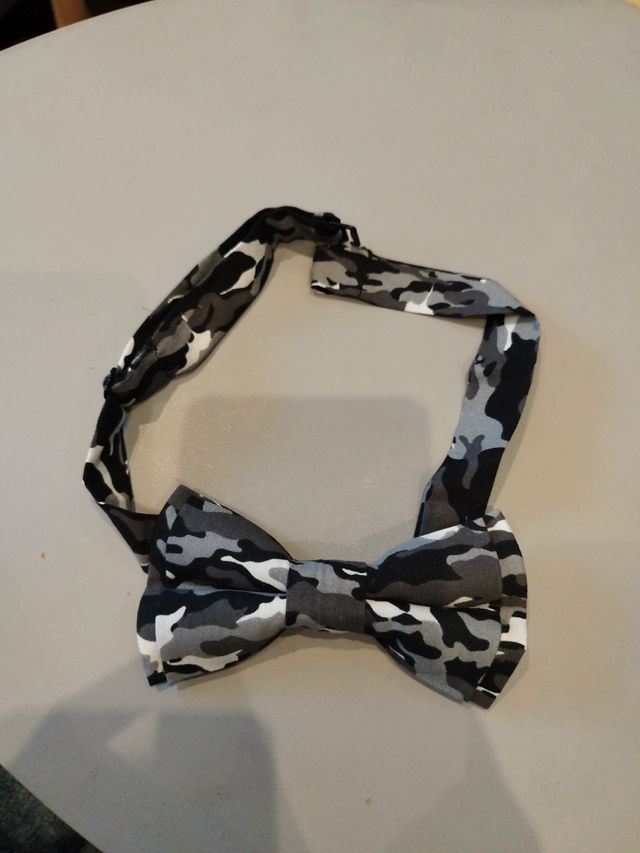 pajarita caballero camuflaje gris