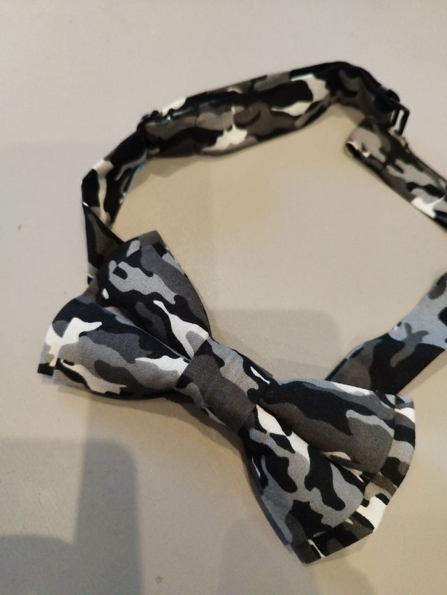 pajarita caballero camuflaje gris