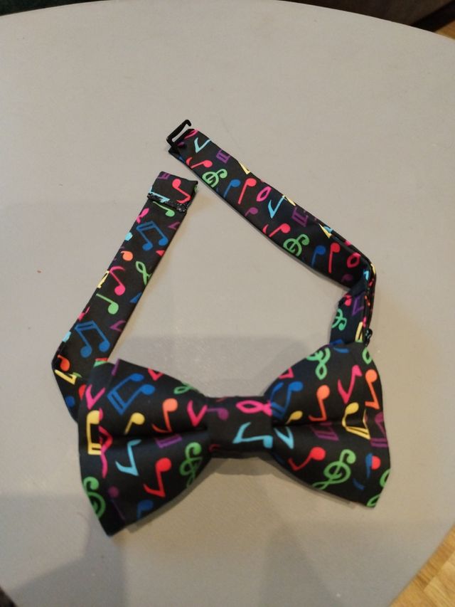 pajarita notas musicales colores negro caballero