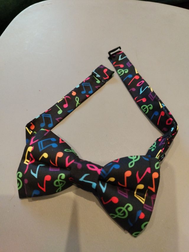 pajarita notas musicales colores negro caballero