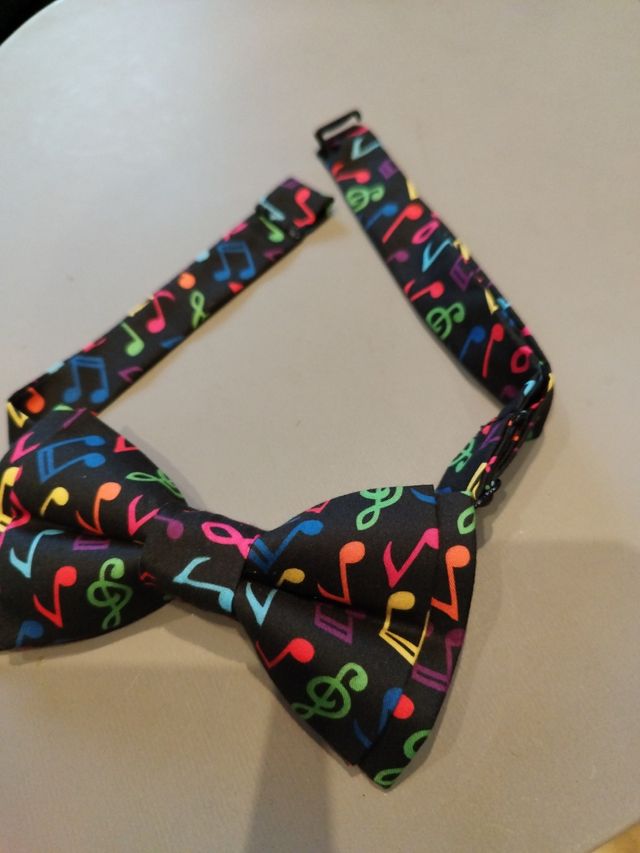 pajarita notas musicales colores negro caballero