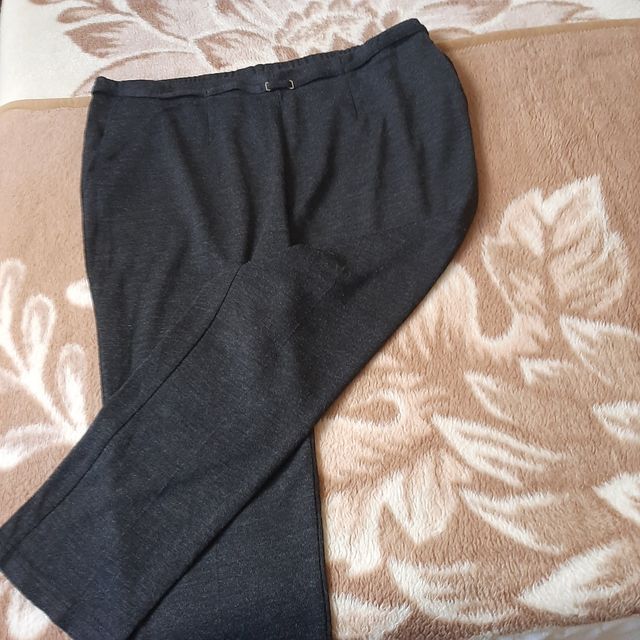 Pantalon punto gris merengo.