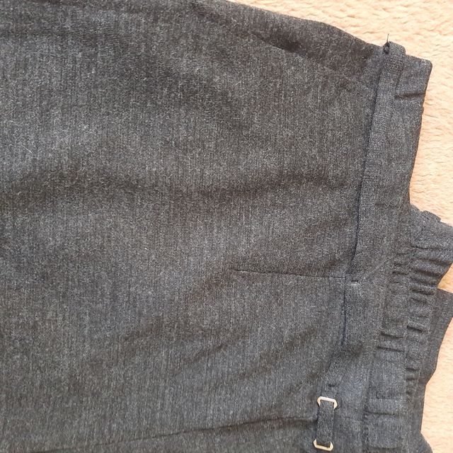 Pantalon punto gris merengo.