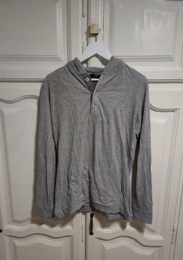 camiseta manga larga capucha de Pull&Bear
