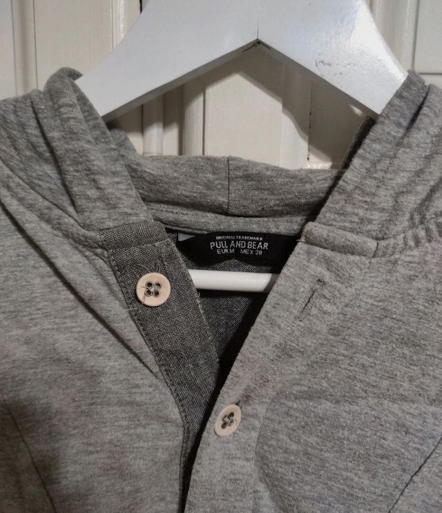 camiseta manga larga capucha de Pull&Bear