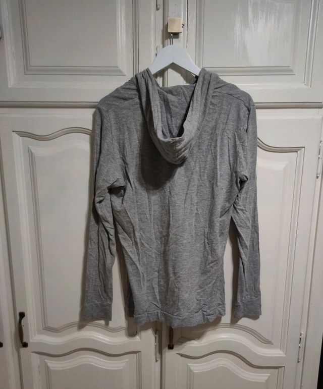 camiseta manga larga capucha de Pull&Bear