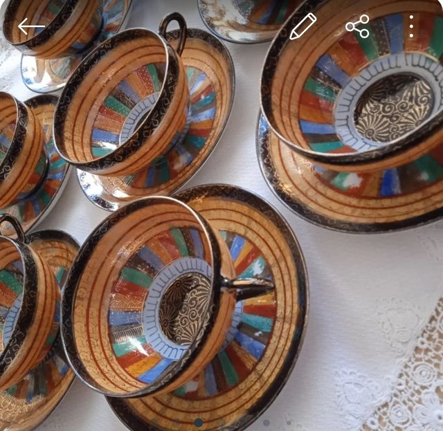 UN JUEGO TAZA Y PLATO DE LAS 1000 CARAS