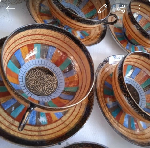 UN JUEGO TAZA Y PLATO DE LAS 1000 CARAS