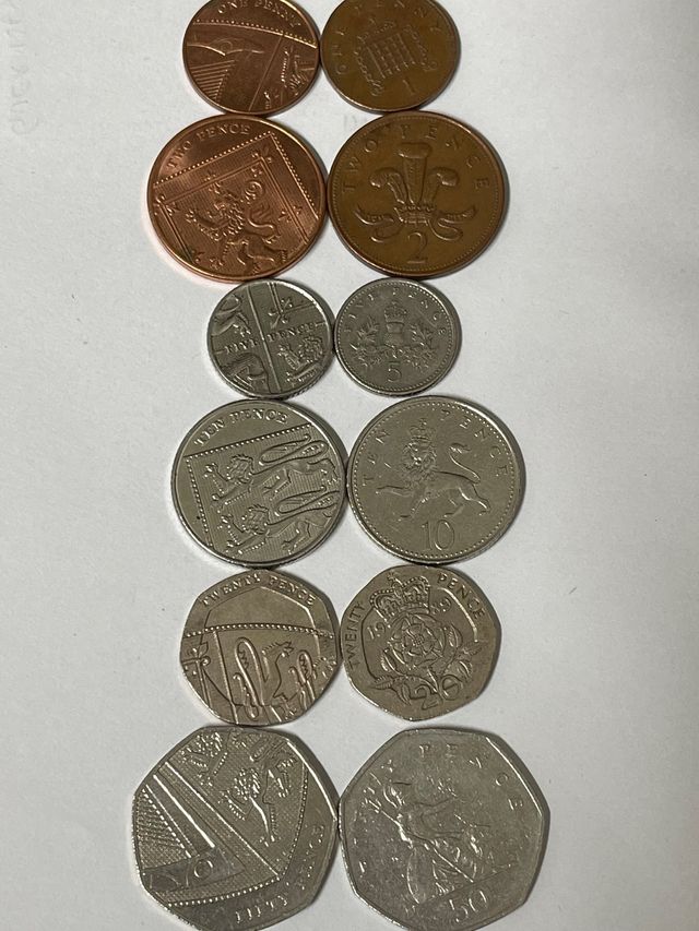 Lote com 13 moedas do Reino Unido 