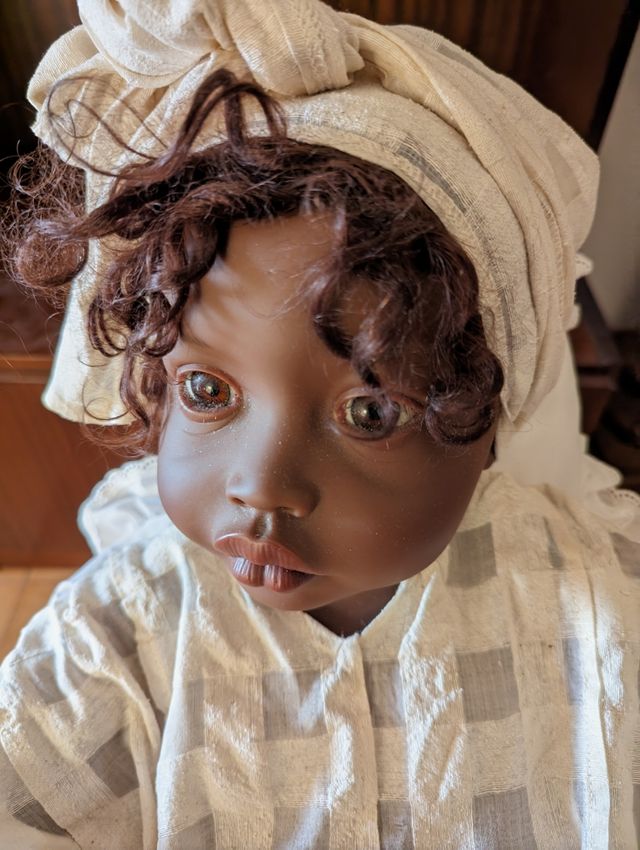 Muñeca en coche de niño. No es cerámica.