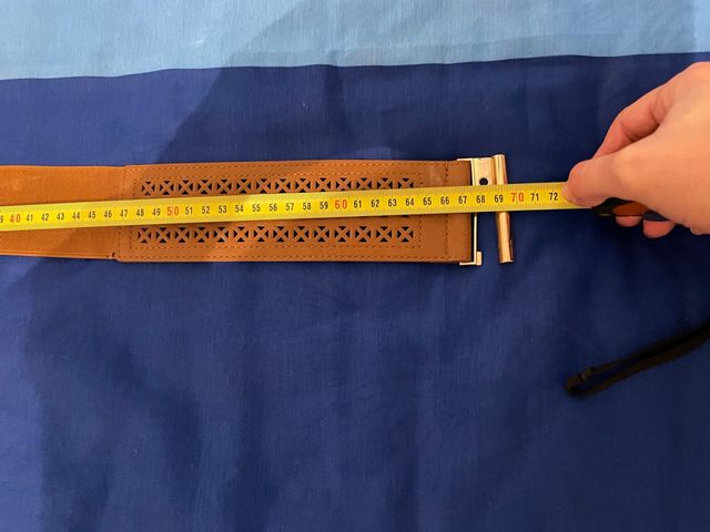 Dos cinturones de mujer negro y marrón