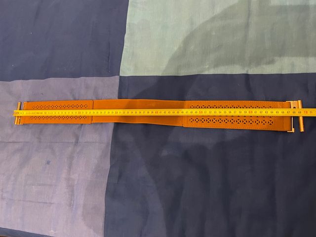 Dos cinturones de mujer negro y marrón