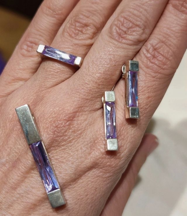 conjunto de colgante,  pendientes y anillo