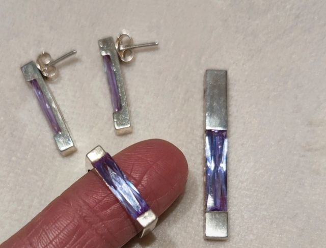 conjunto de colgante,  pendientes y anillo