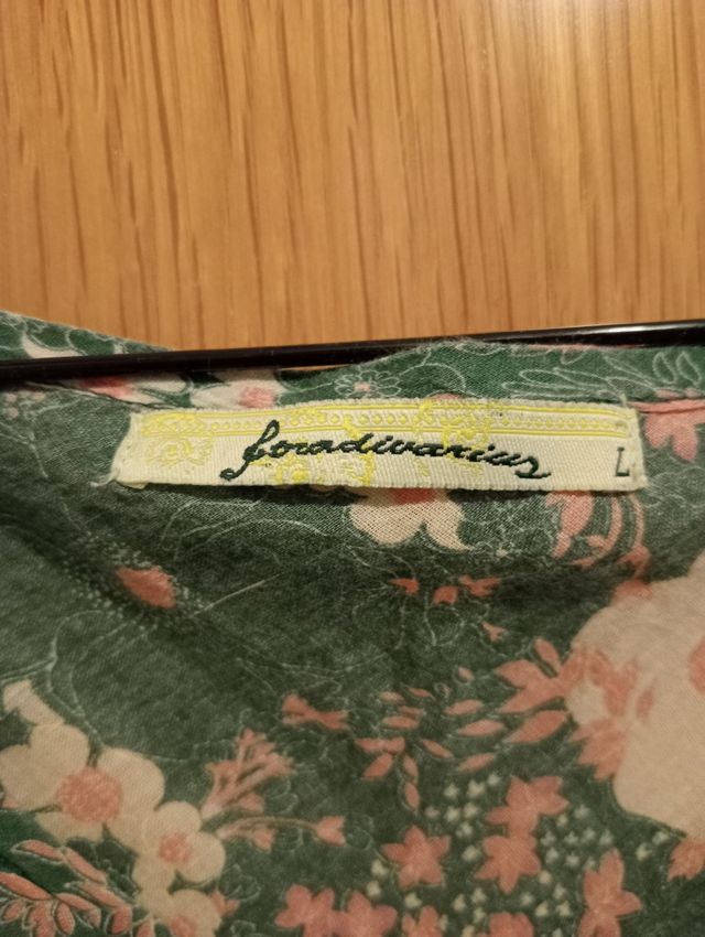 blusa estiva con stampa, maniche svasate.