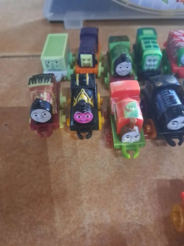 Estuche mini trenes con 19 mini trenes