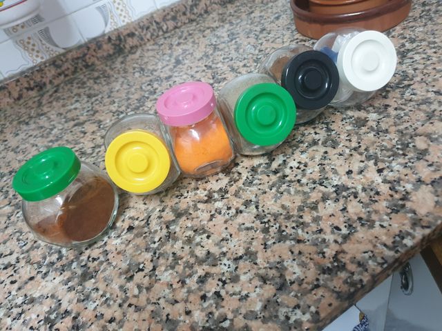 botes pequeños de cristal