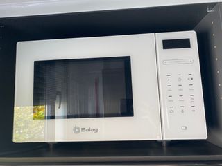 Microondas Balay de Cristal Blanco.