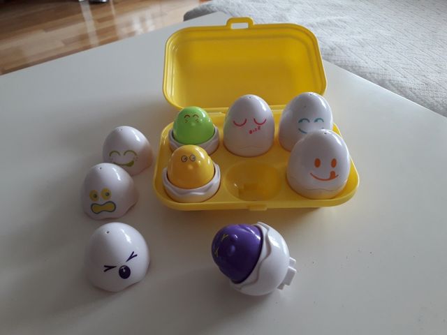 huevera Tomy huevos de colores