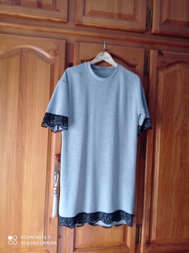 Bellissimo abito grigio chiaro con maniche in pizzo nero