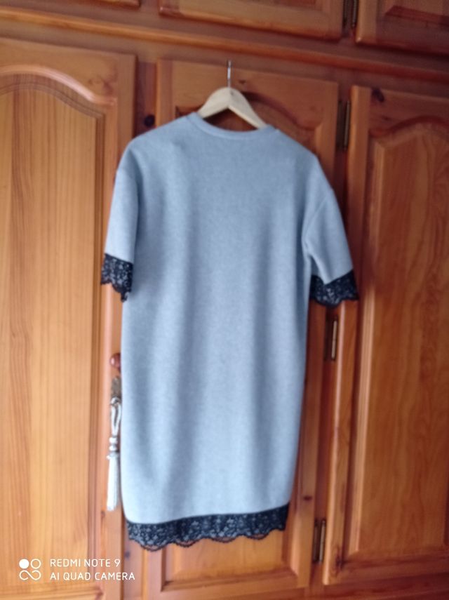 Bellissimo abito grigio chiaro con maniche in pizzo nero