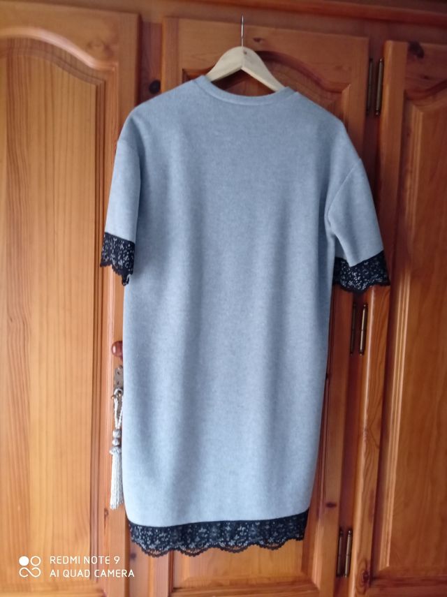 Bellissimo abito grigio chiaro con maniche in pizzo nero