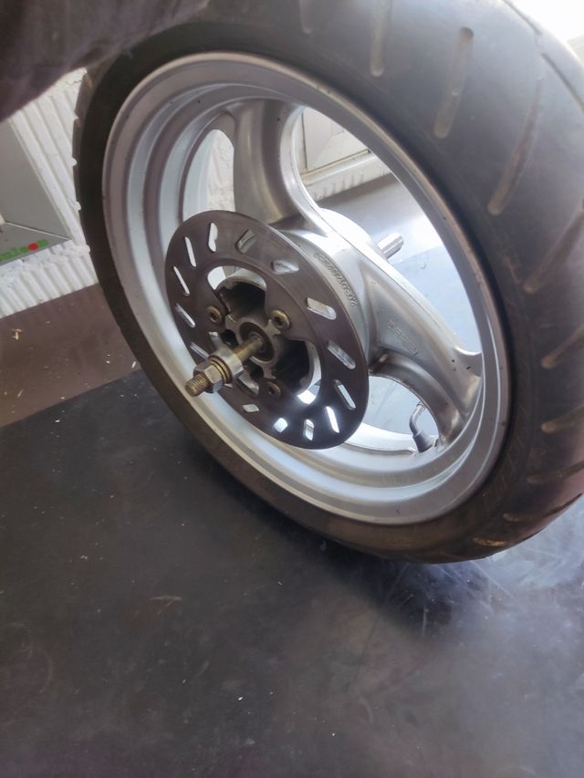 llantas moto con neumático 