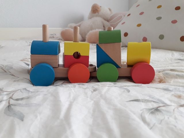 tren madera con piezas apilables