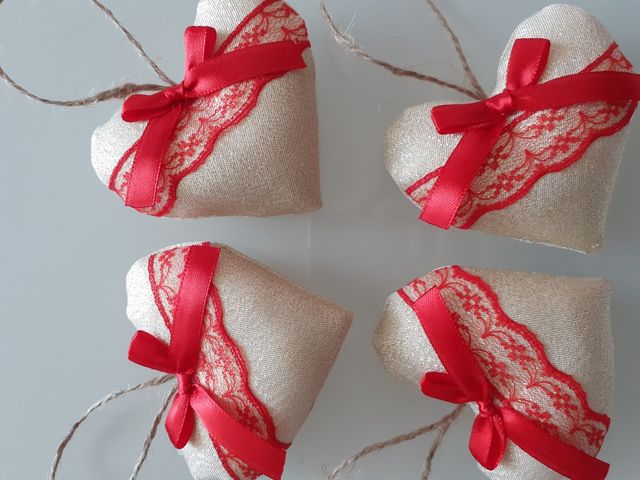 decorazioni natalizie 4 cuori oro con pizzo rosso