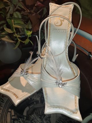 Sandalia de piel de novia o eventos.