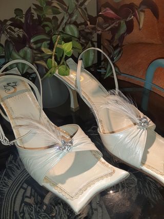 Sandalia de piel de novia o eventos.