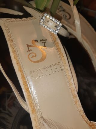 Sandalia de piel de novia o eventos.