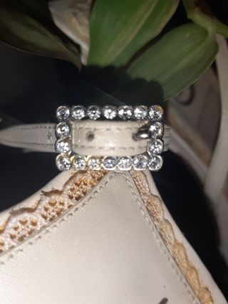 Sandalia de piel de novia o eventos.