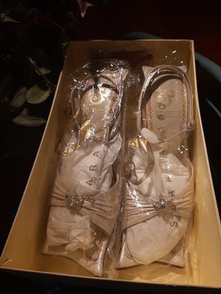 Sandalia de piel de novia o eventos.