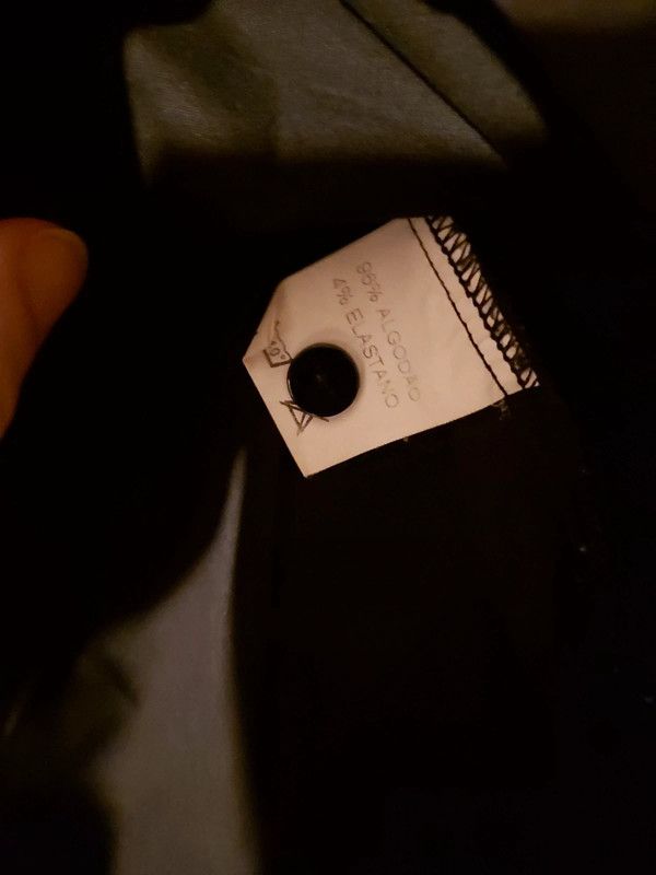 Camisa preta em algodão e elastano. Veste M