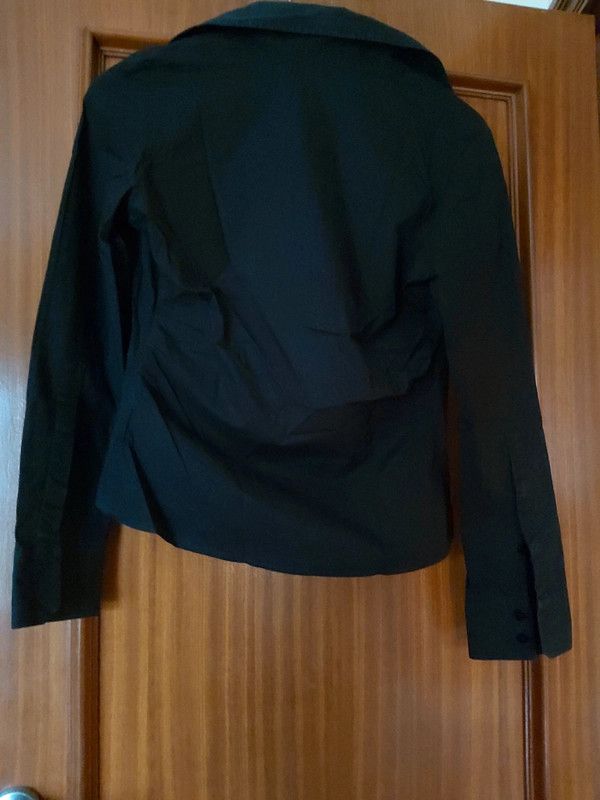 Camisa preta em algodão e elastano. Veste M