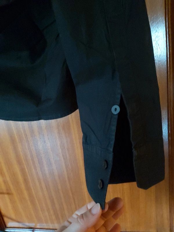 Camisa preta em algodão e elastano. Veste M
