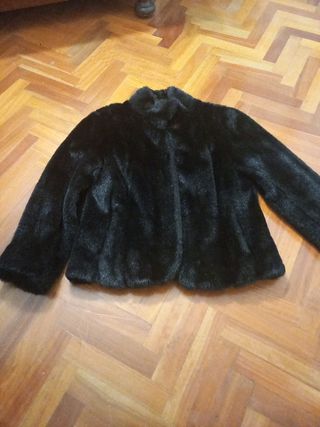Preciosa chaqueta sintética, negra. Zendra. T46