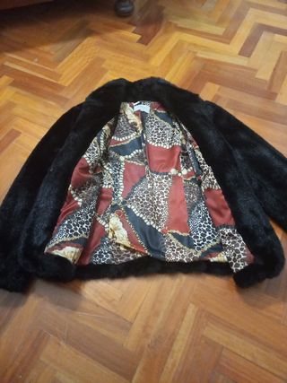 Preciosa chaqueta sintética, negra. Zendra. T46