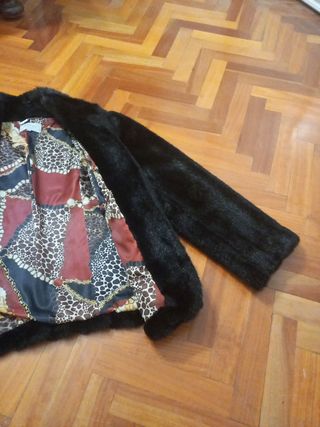 Preciosa chaqueta sintética, negra. Zendra. T46